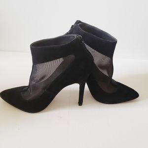 POUR LA VICTOIRE black suede heels size  6